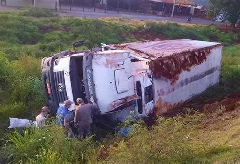 Motorista fica ferido após caminhão despencar de viaduto A noticia