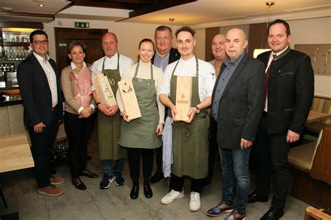 Im Neuen Gault Millau Delegation Gratulierte Dem Zwei Hauben Koch