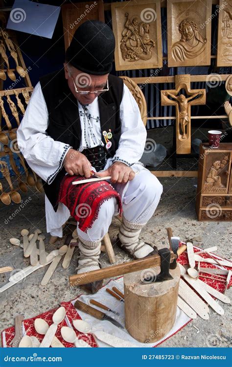 Carver De Madeira Tradicional Romeno Foto De Stock Editorial Imagem