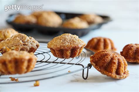 Delicious Homemade Banana Muffins On Rustic Antique Bakers Rack 이미지