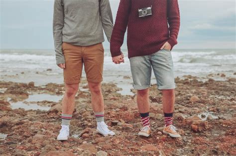 Pareja Gay Joven Posici N Tomados De La Mano En La Playa Vista Parcial Foto Premium