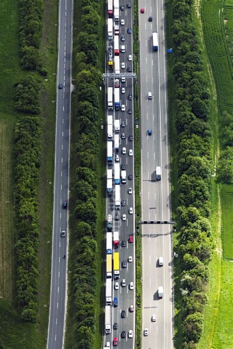 Friedrichsdorf Von Oben Autobahn Stau Im Streckenverlauf Der A5 In