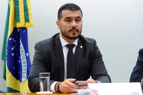 Justiça determina apreensão do passaporte do deputado federal Luis