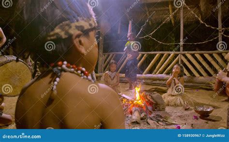 Ceremonia Ind Gena Tradicional En La Selva Por La Noche Almacen De