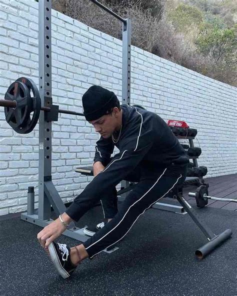 Noah Beck Age Net Worth 2021 Height Weight Biography Wiki And More