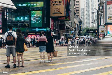 Orangorang Menyeberang Jalan Di Distrik Perbelanjaan Causeway Bay Yang