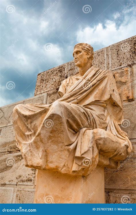 Estatua Vertical De Menander En El Teatro De Dionysus Athens Grecia