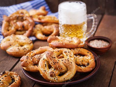 Salted Soft Pretzels In A Bowl And Beer — Stock Photo © Timolina 120817552