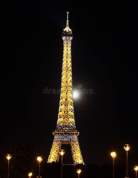 Torre Eiffel En La Noche Con La Luna Detrás Imagen de archivo editorial