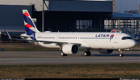 D AZAK LATAM Airlines Brasil Airbus A321 271NX Photo By Tom Kunzendorf