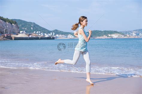 夏日海边美女跑步高清图片下载 正版图片501358765 摄图网