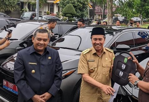 Dinilai Publik Hamburkan Uang Rakyat Syamsuar Serahkan Mobil Listrik