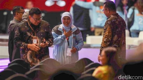 Khofifah Pakai Jaket Samsul Dukung Prabowo Gibran Di Debat Cawapres