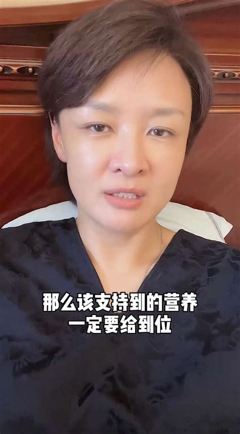 前央视主持李小萌突发意外脚被钢条穿透鲜血直流