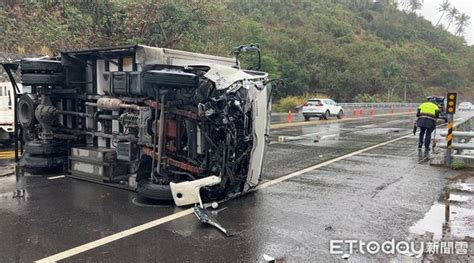 大貨車南迴公路天雨打滑！失控衝對向翻覆 安全帶保住駕駛命 Ettoday社會新聞 Ettoday新聞雲