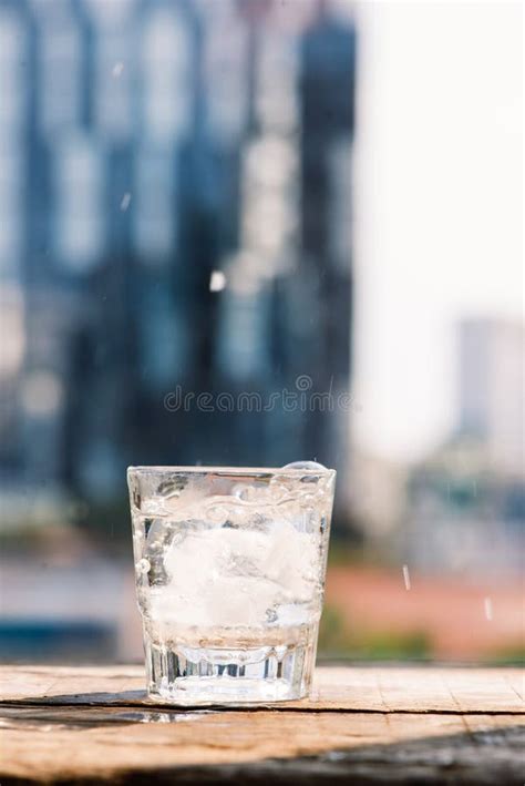 Vidrios Con Los Cubos De Hielo En La Tabla De Madera Foto De Archivo