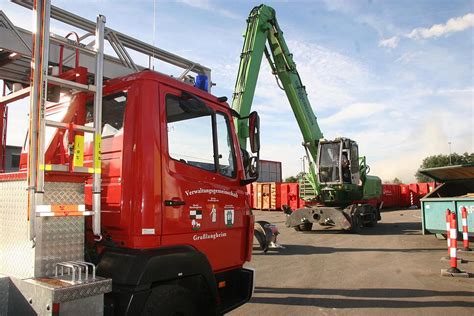 Einen Stundenlangen Einsatz F R Rund Feuerwehrleute Sorgte Ein Brand