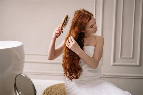 Whats The Right Way To Brush Hair Per Hair Type All Things Hair Us