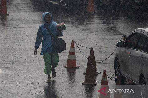 Selasa Sebagian Jakarta Dilanda Hujan Disertai Petir Dan Angin