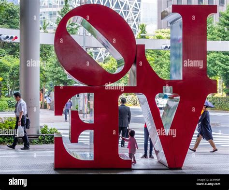 Tourist at the LOVE statue in Shinjuku, Tokyo, Japan Stock Photo - Alamy