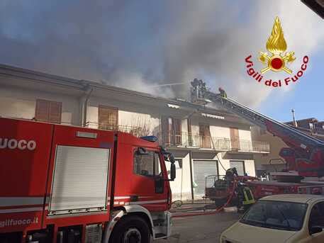 Incendio Nell Avellinese Evacuate Due Famiglie Campania ANSA It