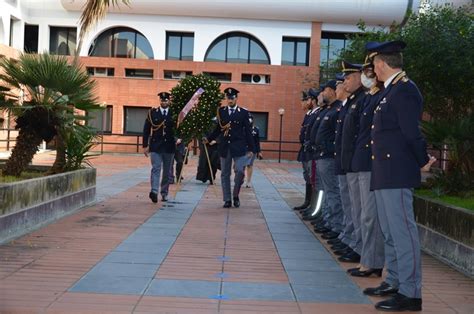 Foto Della Cerimonia Della Deposizione Di Una Corona Di Alloro Per