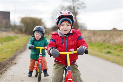 Familj Som Utomhus Cyklar Fader Med Den Lyckliga Ungeridningcykeln