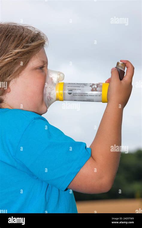 Ni O De Ocho A Os A Trav S De Un Inhalador Con Un Espaciador