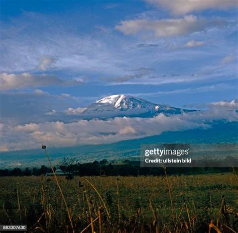 Berg Kilimandscharo Photos And Premium High Res Pictures Getty Images