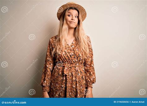Jeune Belle Femme Blonde Portant Robe D été Et Chapeau Sur Fond Blanc Isolé Pommettes Avec