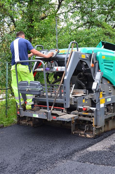 vedlajsia cesta ma uz novy asfalt 17 Drieničan