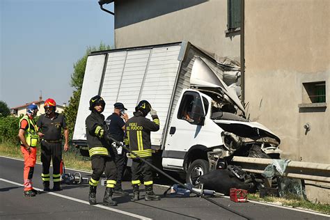 Furgone Si Schianta Contro Una Casa Un Giovane Perde La Vita Foto