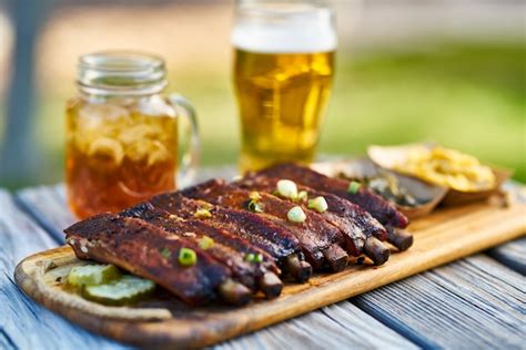 Costillas De Barbacoa Estilo St Louis Con Col Rizada Y Macarrones Con