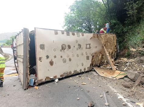 Caminhão Que Transportava Queijo Tomba Na Descida Da Serra Das Araras