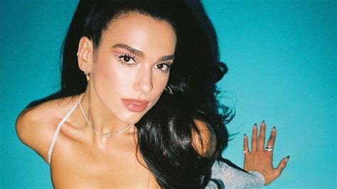 Dua Lipa demuestra su elegancia con encantador vestido negro así luce