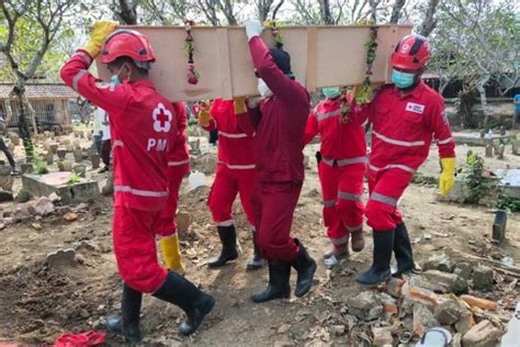 Mengenal Relawan Pmi Yang Bantu Memakamkan Pasien Covid