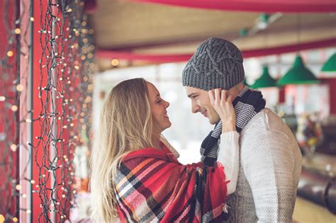 日のカップルの笑顔 お祝いのストックフォトや画像を多数ご用意 お祝い カフェ ガールフレンド Istock