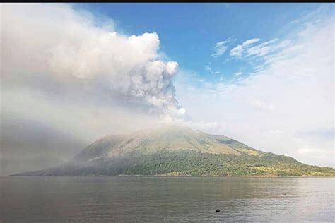 More People Are Evacuated After Dramatic Eruption of Indonesian Volcano ...