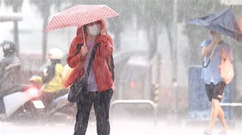 首波梅雨鋒面到！雷雨胞狂炸南台灣 影響到這天｜東森新聞：新聞在哪 東森就在哪裡