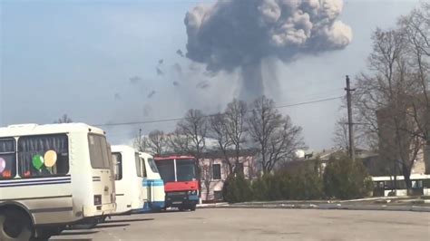 Взрывы в Балаклее Балаклея Харьковская область горят склады с ...