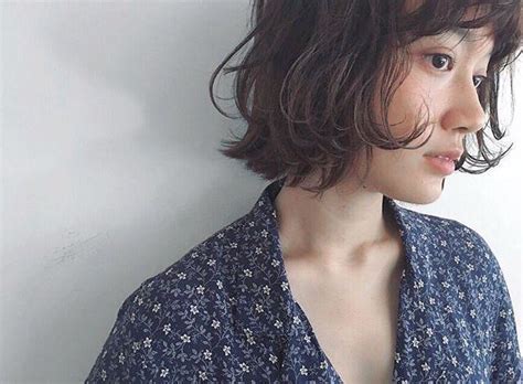 顔色が悪い？くすむ？原因は“色の相性”でした。カラーで合わせるヘアメイクのすすめ｜mery