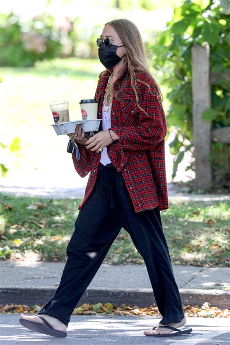 Mary-Kate Olsen Serves Up The Most Luxurious Grunge Look Ever | British ...