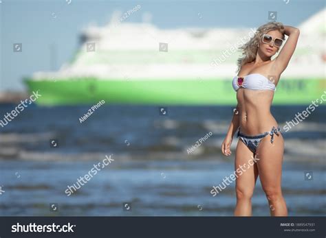 Bikini Model Fitness Images Photos Et Images Vectorielles De Stock Shutterstock