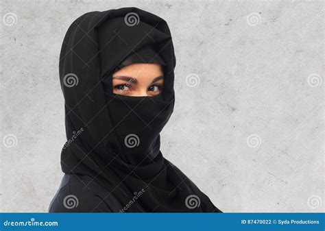 Slut Upp Av Muslimkvinnan I Hijab Arkivfoto Bild Av Framsida