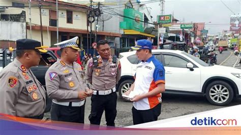 Polisi Olah Tkp Kecelakaan Bus 4 Mobil Tewaskan 6 Orang Di Wonosobo