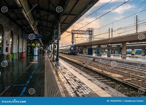 Estación Central De Trenes De Bolonia Emiliaromagna Italy Imagen