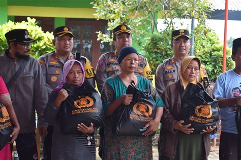 Polres Demak Salurkan Paket Sembako Kepada Korban Banjir Jpnn