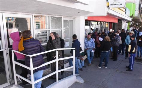 Permanecen Adultos Mayores Hasta Una Hora En La Fila Para Cobrar