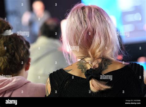 Blondes Mädchen mit einem Tattoo Blonde girl with a tattoo Stock Photo Alamy
