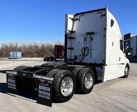 Freightliner Cascadia Sleeper Semi Truck Raised Roof Sleeper